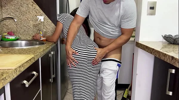 Mi Hermosa Hijastra Limpiando la Cocina en Vestido Sexy y Ajustado Con su Gran Culo Caliente que no puedo Dejar de Mirarlo