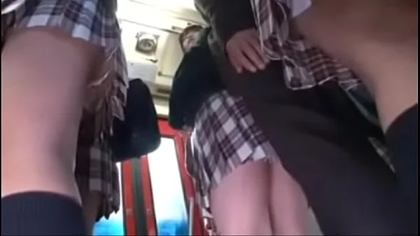 Extraño seduce y coje a colegiala en el bus 1