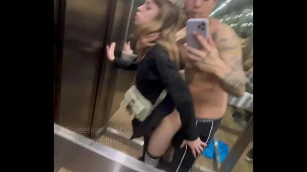 Quedo atrapada con mi vecino en el ascensor y me folla el culo anal creampie